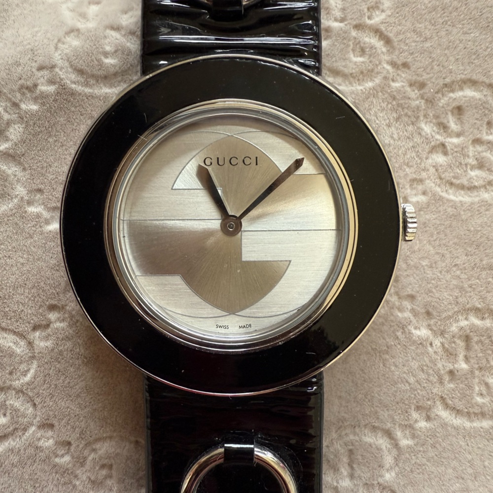 Gucci women’s watch with interchangeable brown and black bands! - Picture 6 of 8